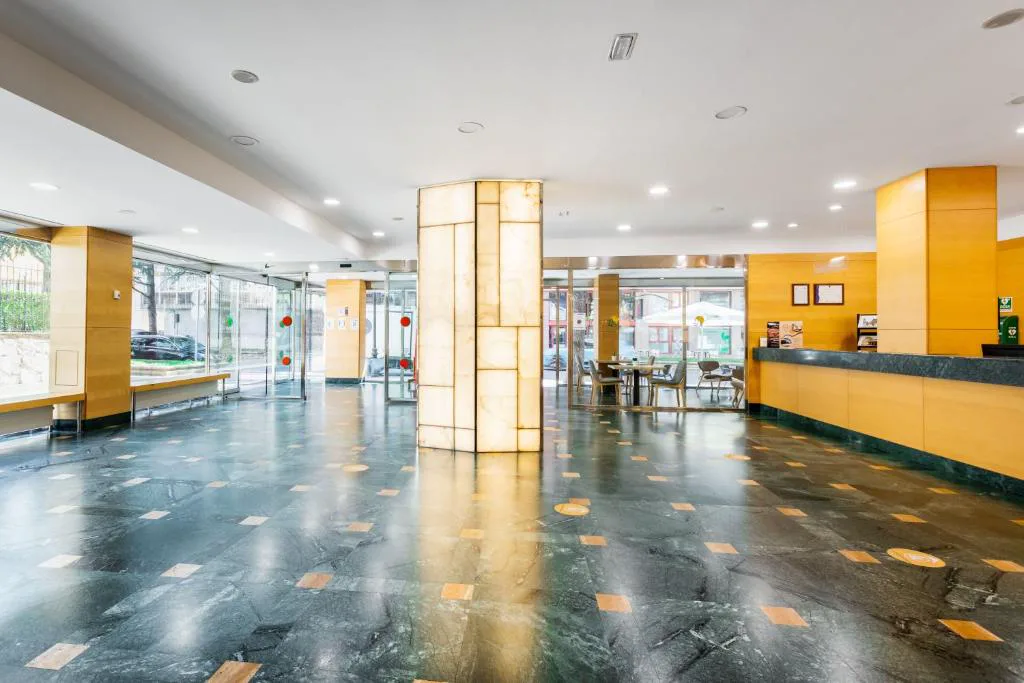 Zona de spa con piscina interior y suelo brillante