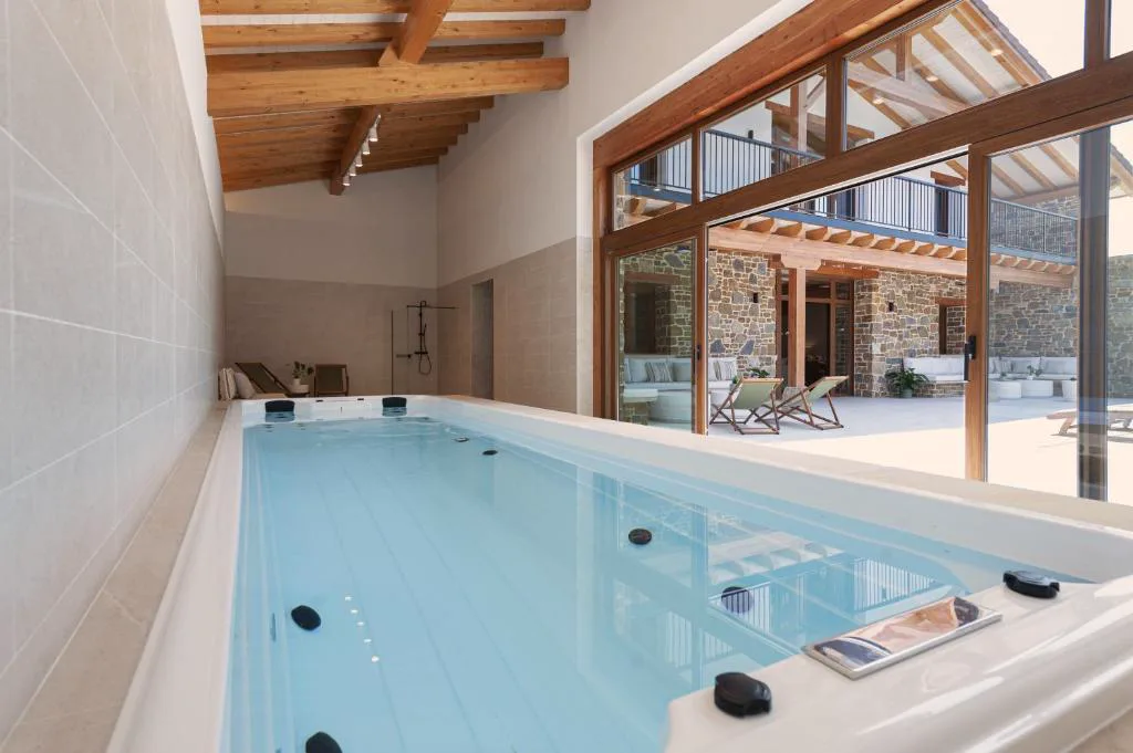 Piscina interior de hidromasaje con ventanales