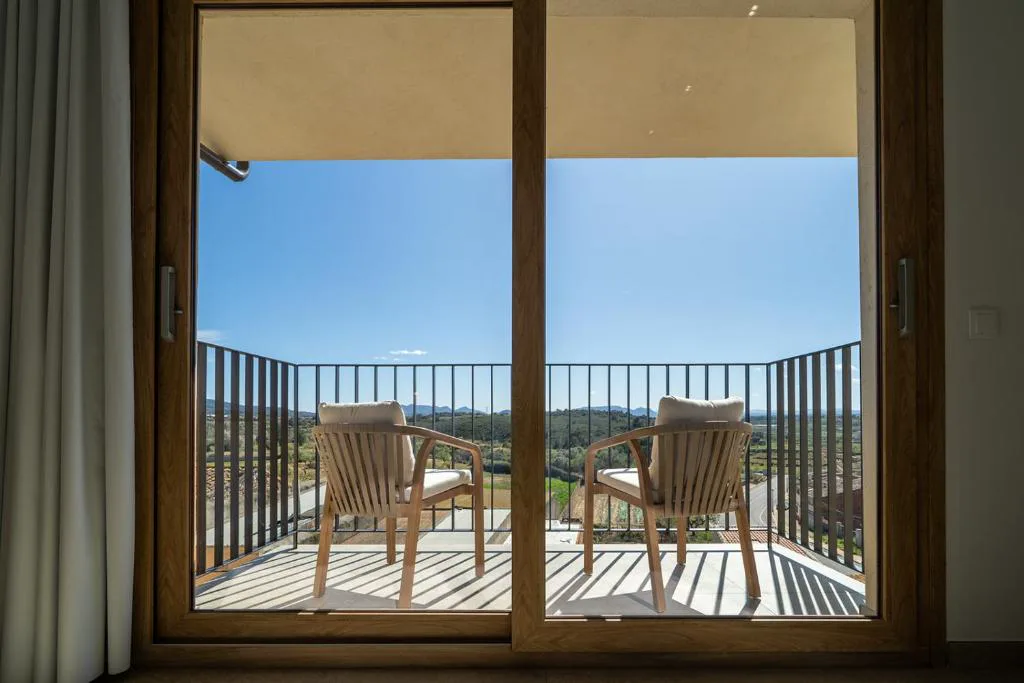 Balcón con dos sillas y vistas al paisaje