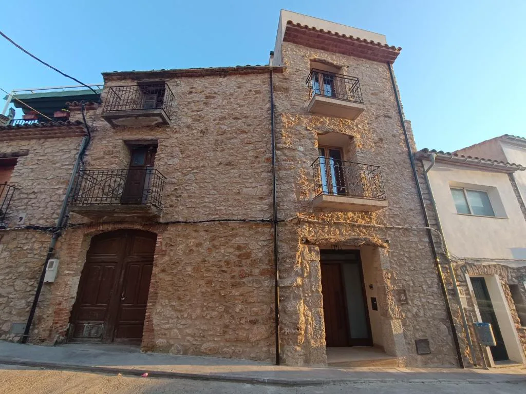 Fachada de piedra de la casa en el pueblo