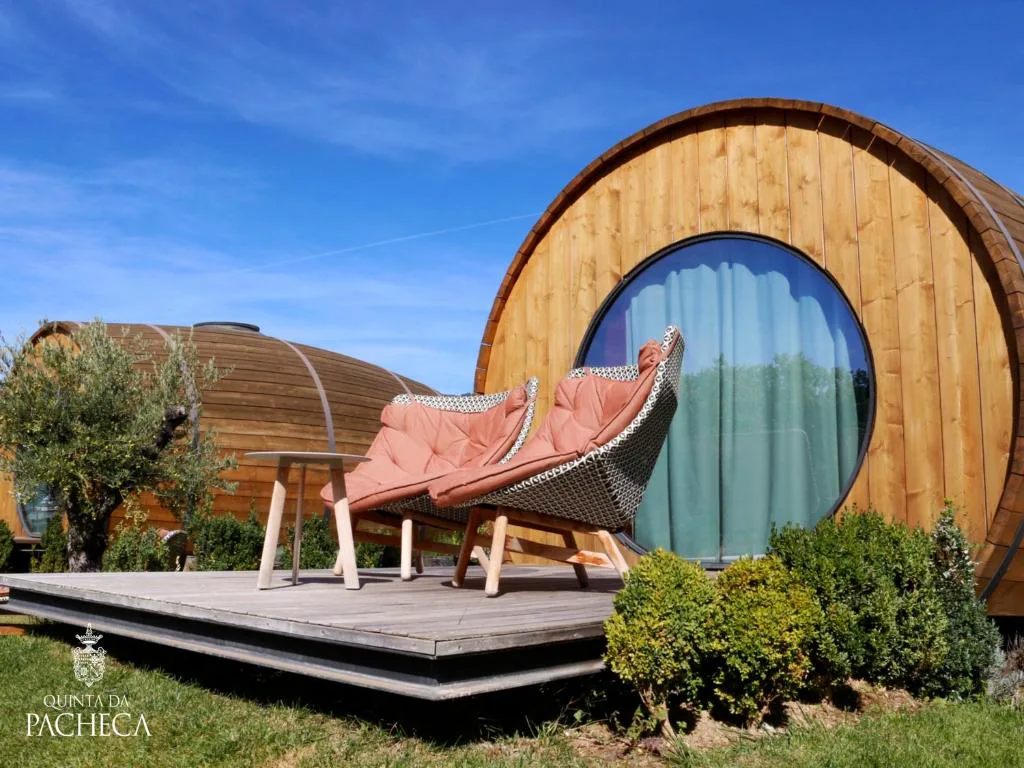 Terraza privada de una Wine Barrel con ventana circular y tumbonas, Quinta da Pacheca