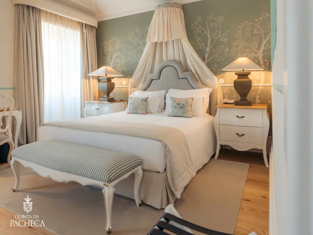 Suite con papel pintado de árboles y dosel sobre la cama, Quinta da Pacheca