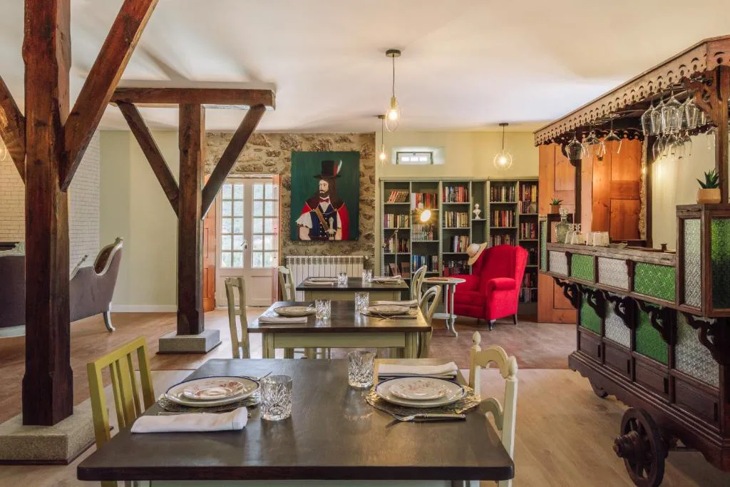 Sala de desayunos con vigas de madera vista y mueble bar de época, Palacete do Guerreiro