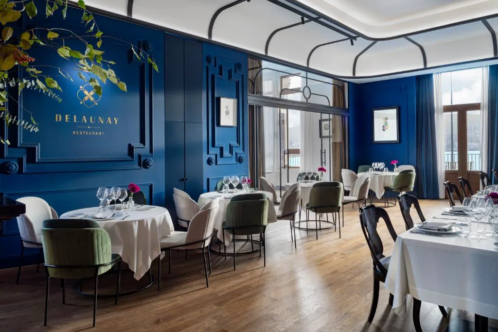 Comedor con sillas azules