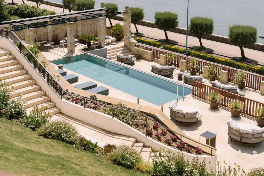 Terraza con piscina rodeada de jardín