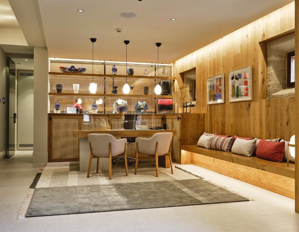 Salón con mesa larga y estanterías de madera