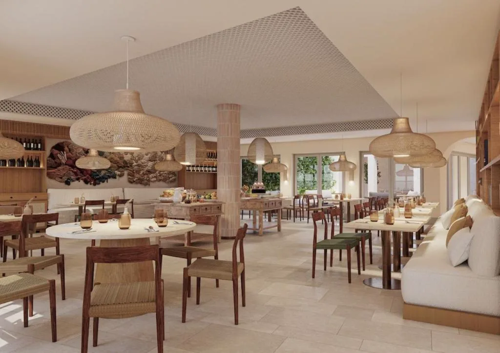 Restaurante de Palácio de Tavira con lámparas de mimbre y mural artesanal