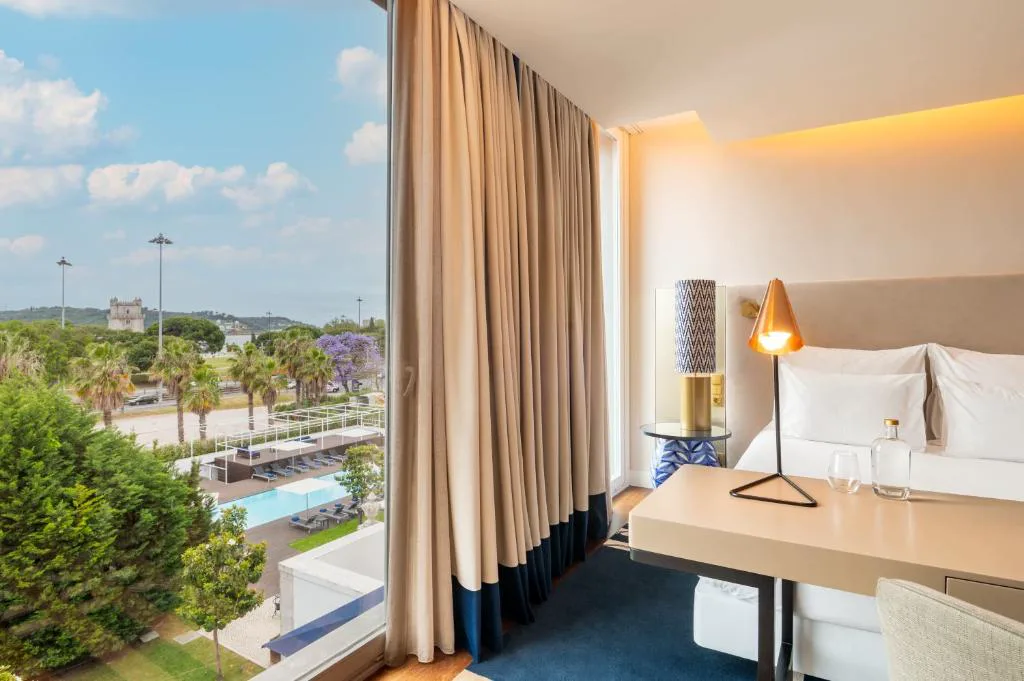 Habitación con vistas directas a la Torre de Belém desde su ventanal, Palácio do Governador