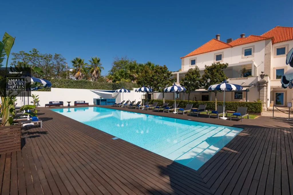 Piscina exterior de líneas azules junto a la fachada del palacio, Palácio do Governador