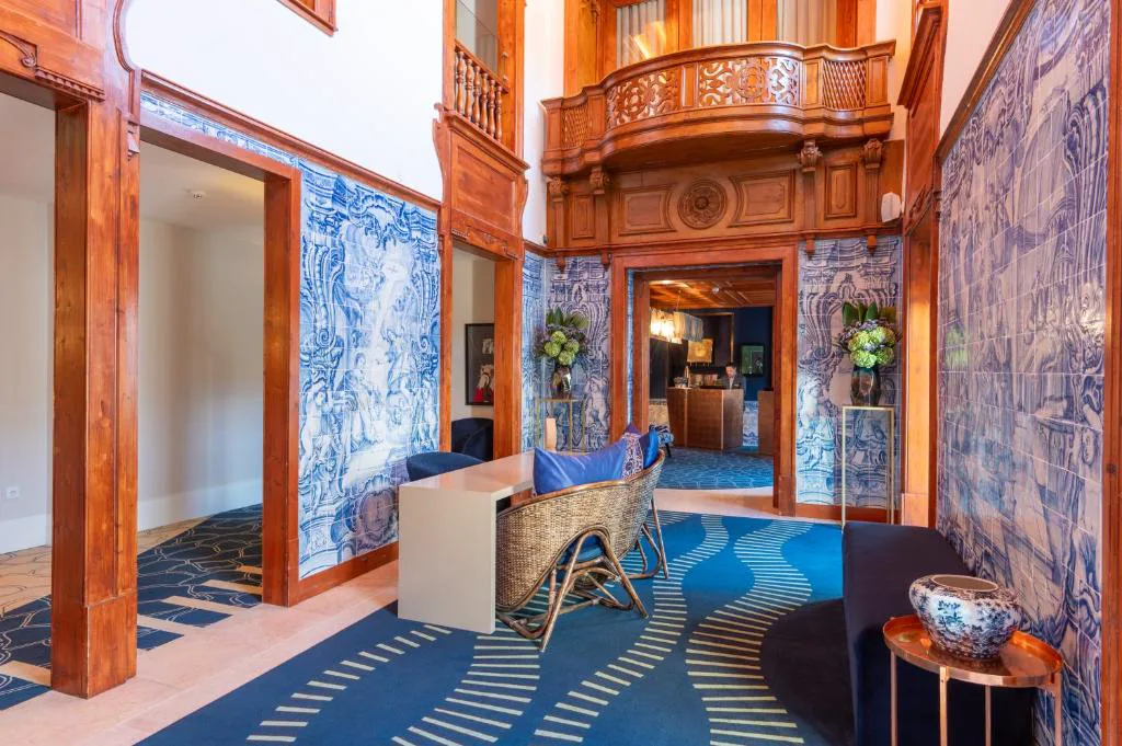 Vestíbulo con azulejos tradicionales portugueses y balcón de madera tallada, Palácio do Governador
