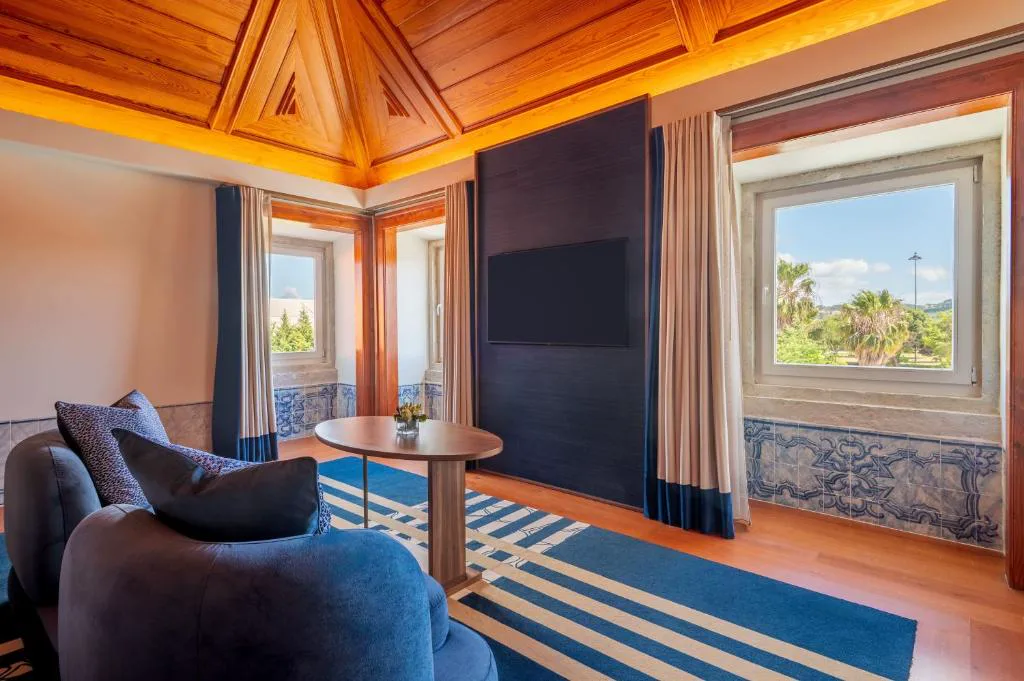 Suite con techo de madera en forma de pirámide y vistas al jardín, Palácio do Governador