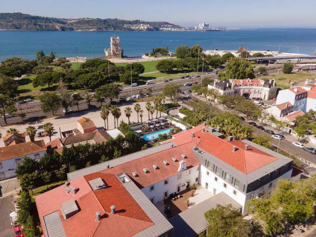Vista aérea del Palácio do Governador junto a la Torre de Belém y el río Tajo, Lisboa