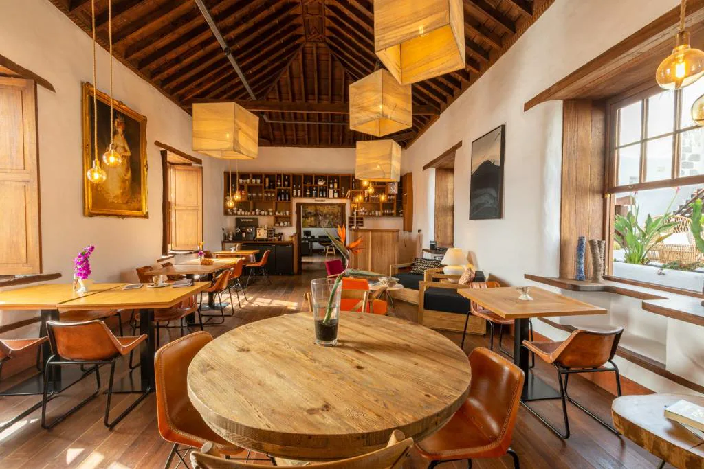 Restaurante gastronómico con techo de madera vista y cuadros antiguos, Hotel Boutique Palacio Ico