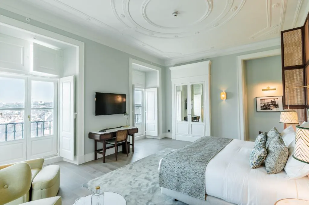 Habitación con techo de estuco original y vistas a Lisboa, Palácio Ludovice