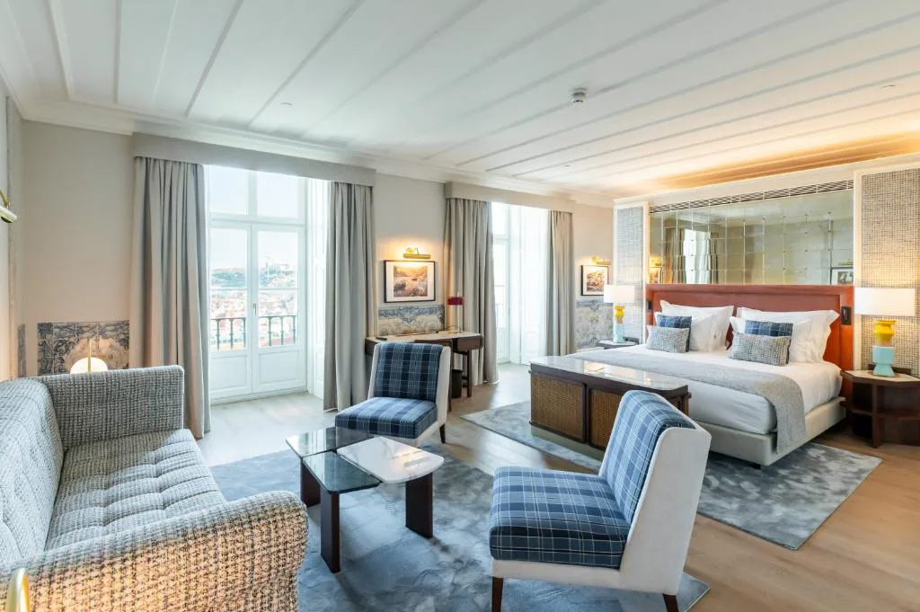 Suite de Palácio Ludovice Wine Experience Hotel con vistas a los tejados de Lisboa