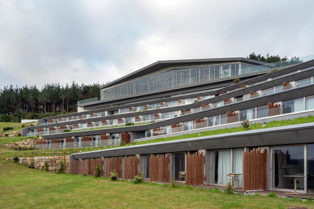 Arquitectura contemporánea escalonada sobre la ladera, Parador Costa da Morte