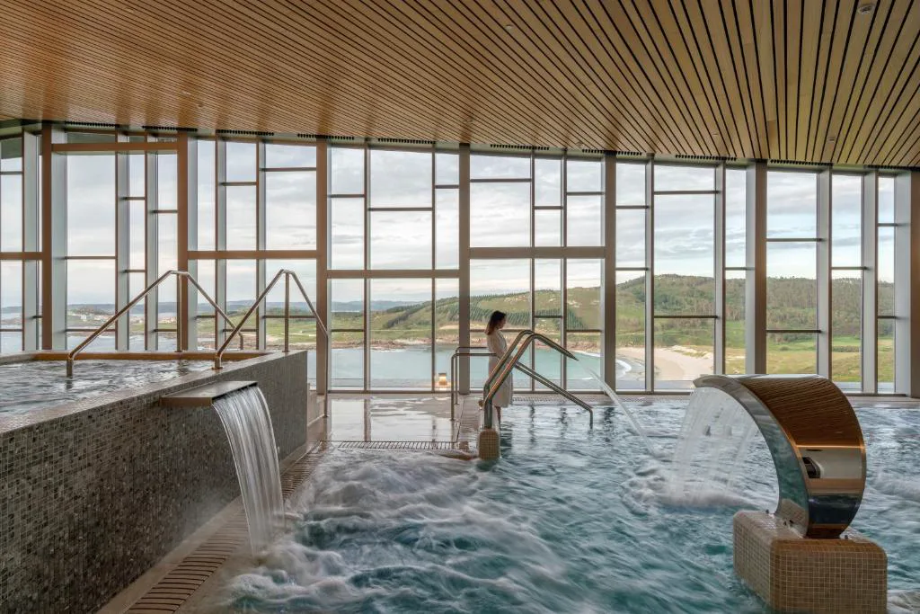 Piscina interior del spa con cascadas y vistas al Atlántico, Parador Costa da Morte