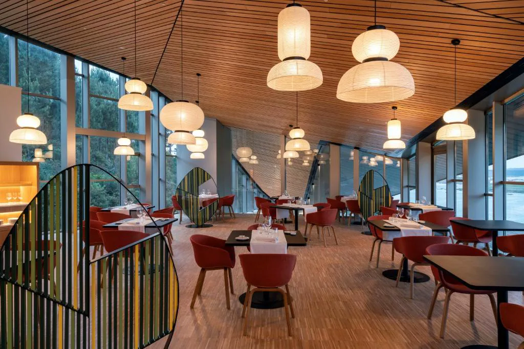 Restaurante con grandes ventanales sobre la costa, Parador Costa da Morte