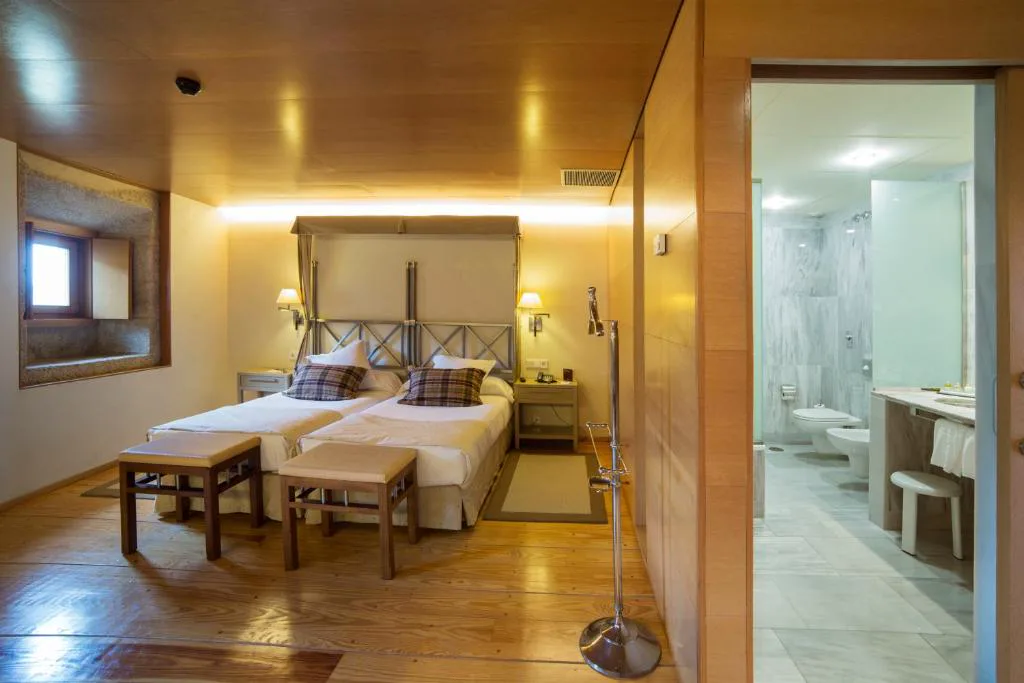 Habitación con ventana de piedra original del monasterio y baño de mármol, Parador de Santo Estevo