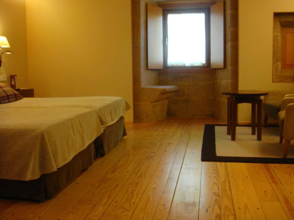 Habitación con asiento en el hueco de una ventana de piedra centenaria, Parador de Santo Estevo