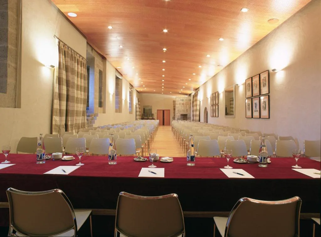 Salón con sofás y decoración clásica del Parador, Parador de Santo Estevo
