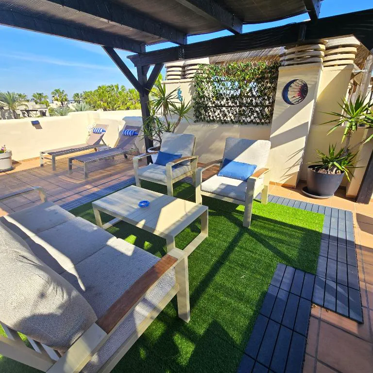 Terraza con pérgola y muebles de exterior