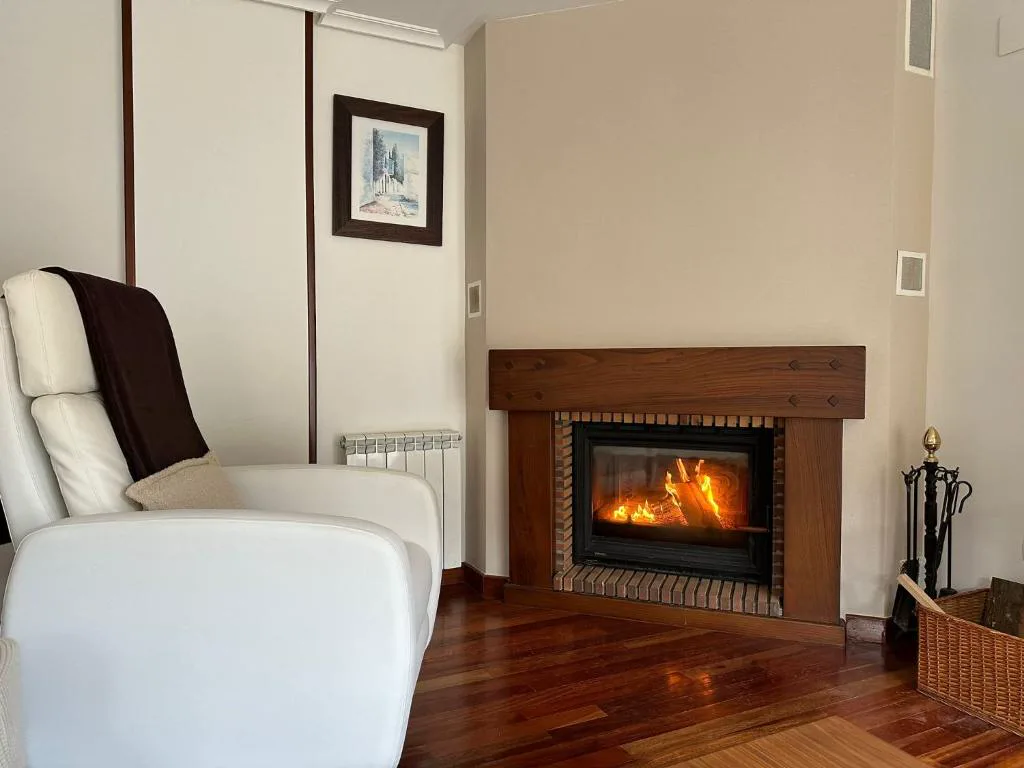 Chimenea encendida en un salón blanco