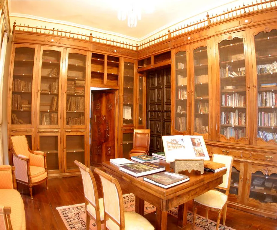 Biblioteca de anticuario con estanterías de madera talladas, Pazo do Castro