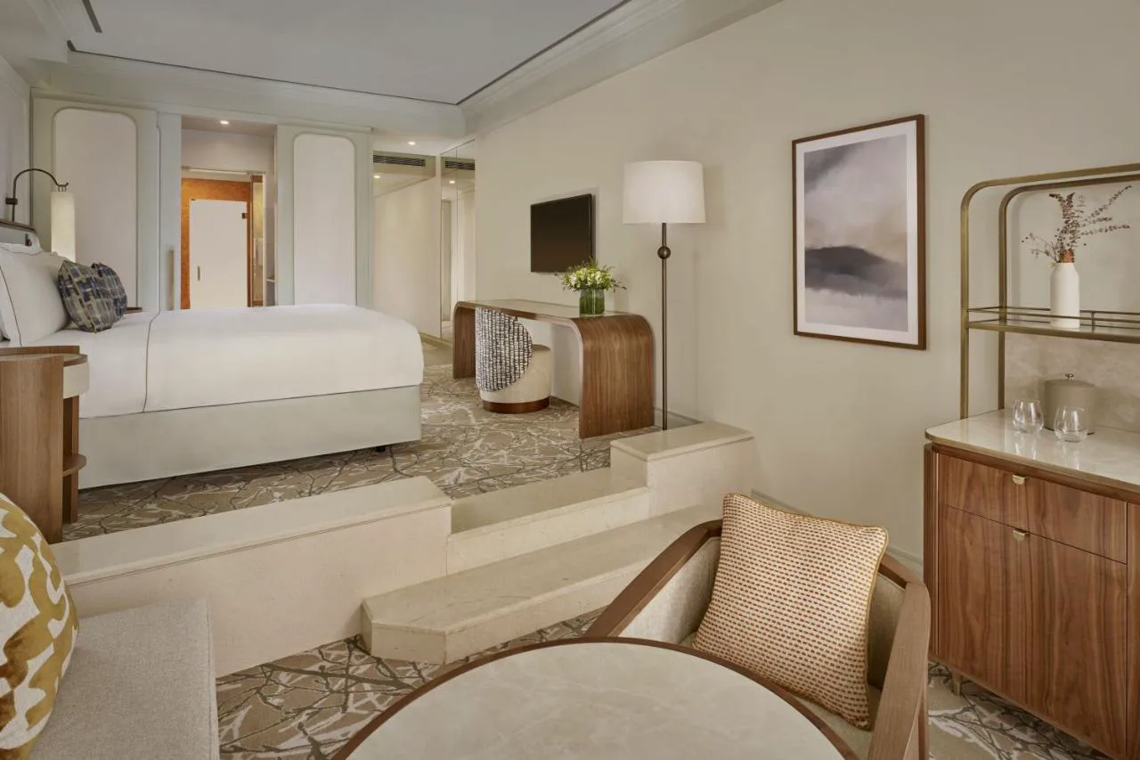 Suite elegante de Penha Longa Resort con alfombra de inspiración natural