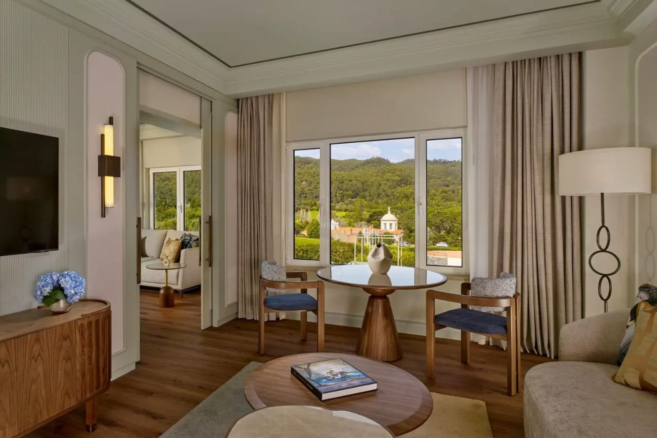 Salón de suite con vistas a la Serra de Sintra en Penha Longa Resort