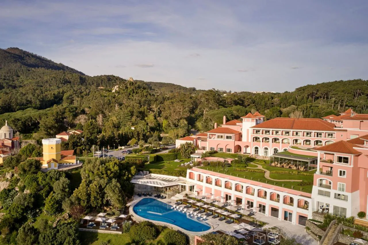 Vista aérea del edificio palaciego y la piscina de Penha Longa Resort