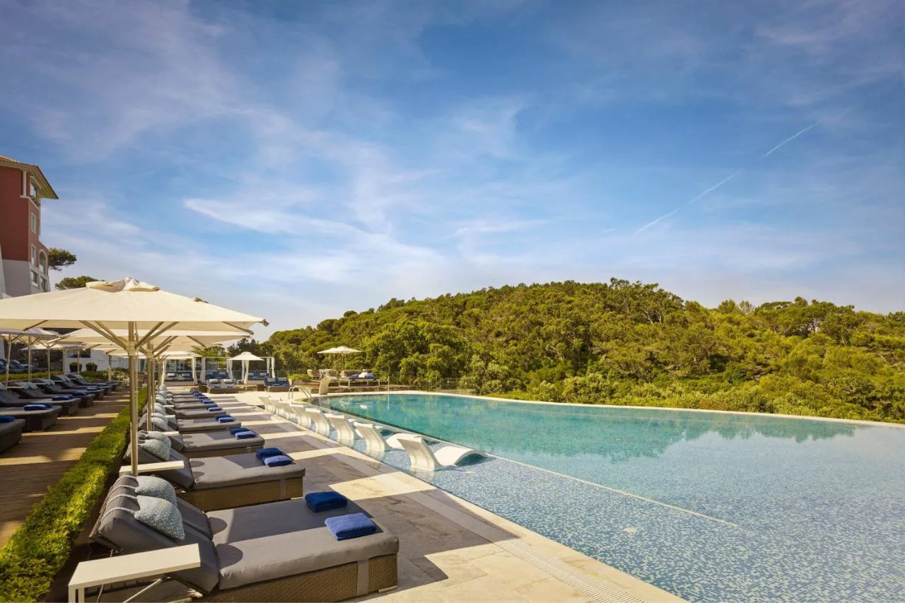 Piscina infinita de Penha Longa Resort junto al bosque de Sintra