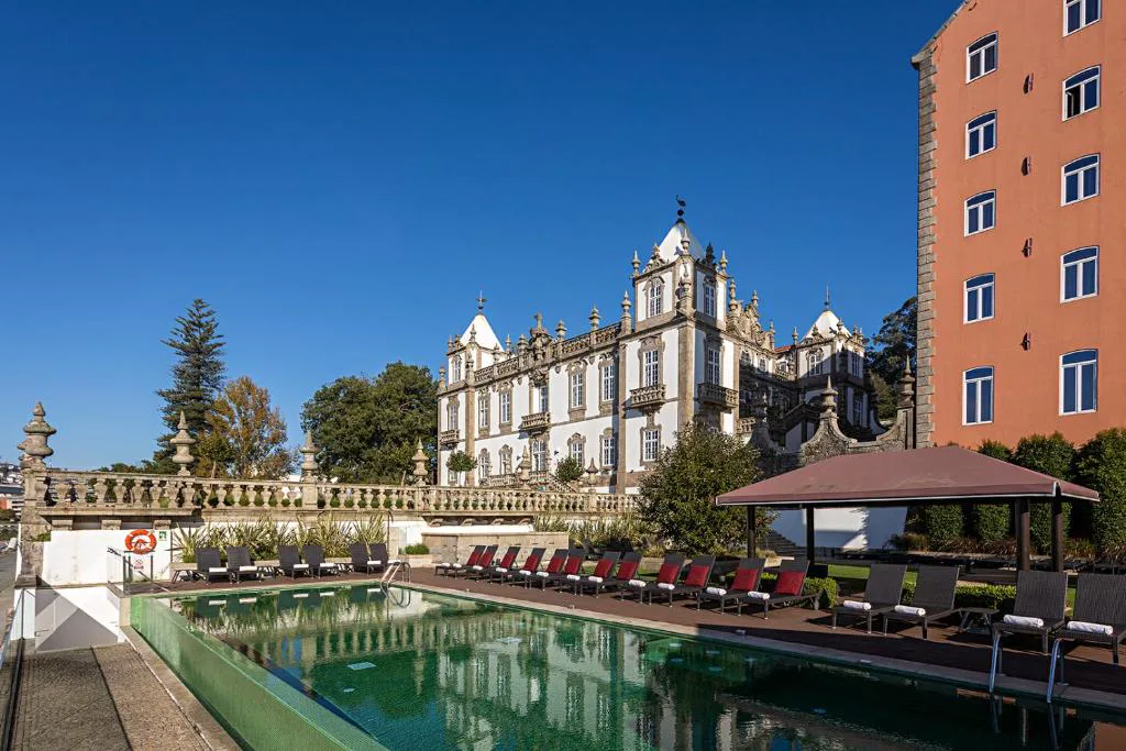 Fachada barroca del Palácio do Freixo, obra de Nicolau Nasoni, junto a la piscina exterior, Oporto