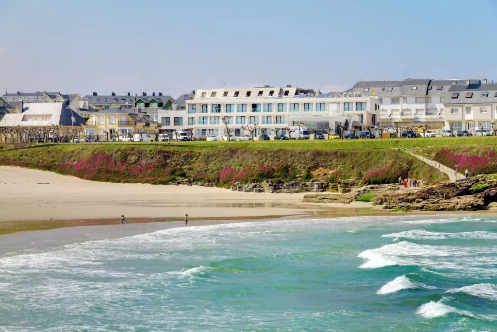 Vista del hotel desde la playa, en primera línea de mar, Playa de Foz Hotel & Spa