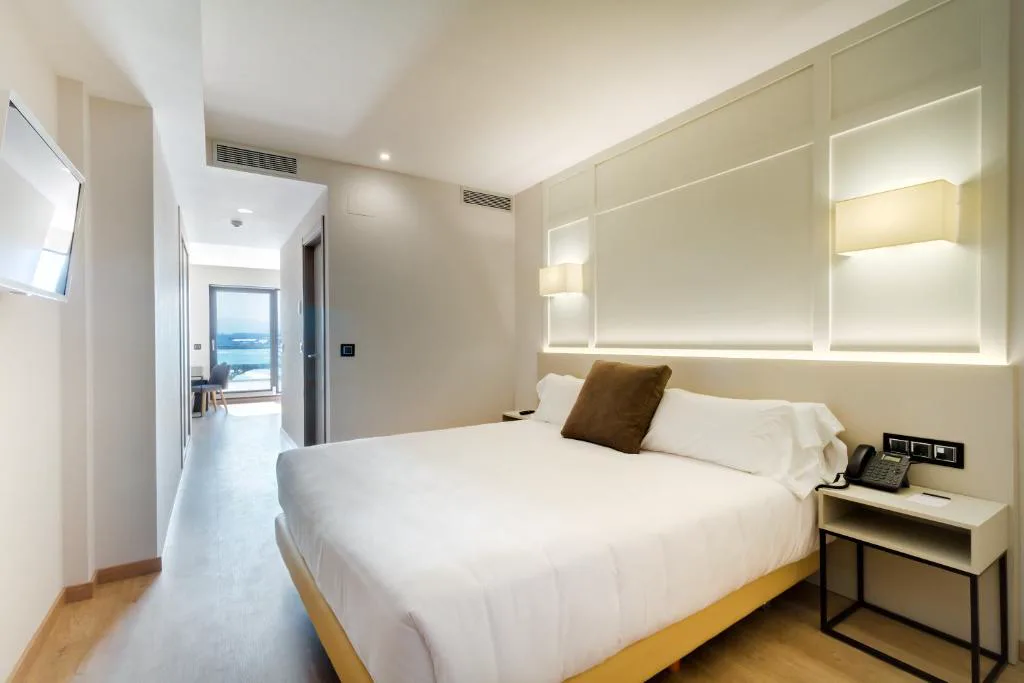 Habitación con pasillo y vistas al mar al fondo, Playa de Foz Hotel & Spa