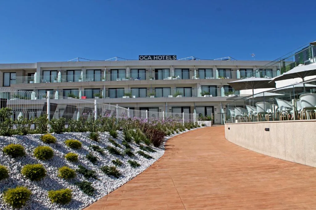 Fachada moderna del hotel con jardín de piedra blanca, Playa de Foz Hotel & Spa