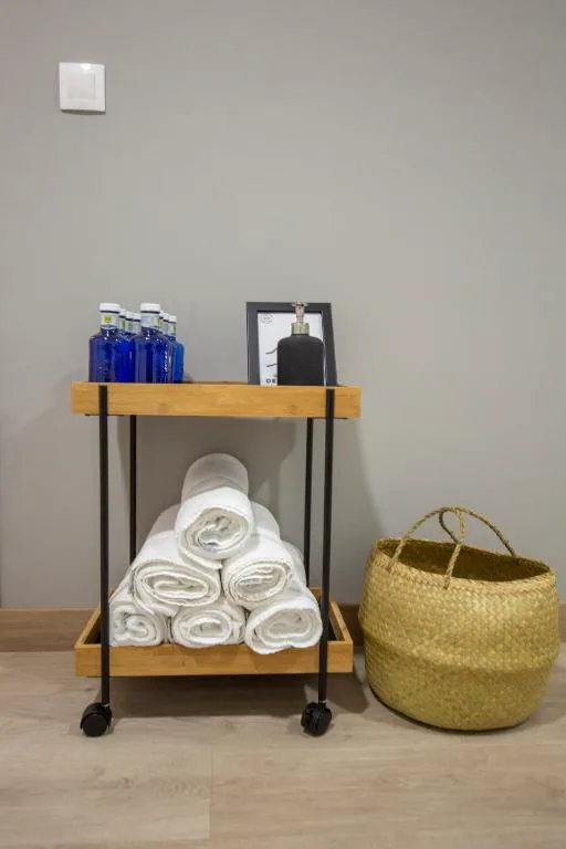 Detalle de amenities y toallas del spa en carrito de madera, Playa de Foz Hotel & Spa