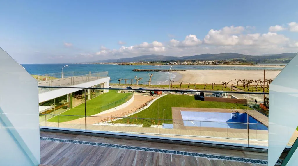 Piscina exterior con vistas a la playa y la ría de Foz, Playa de Foz Hotel & Spa
