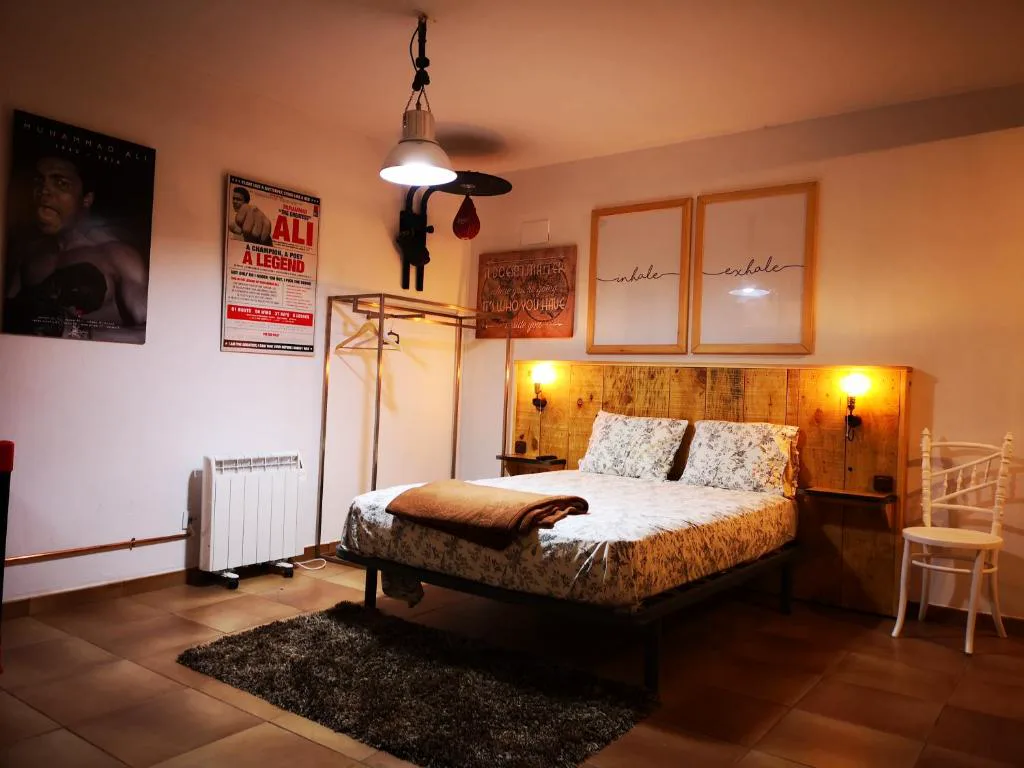 Dormitorio con cama doble y luz cálida