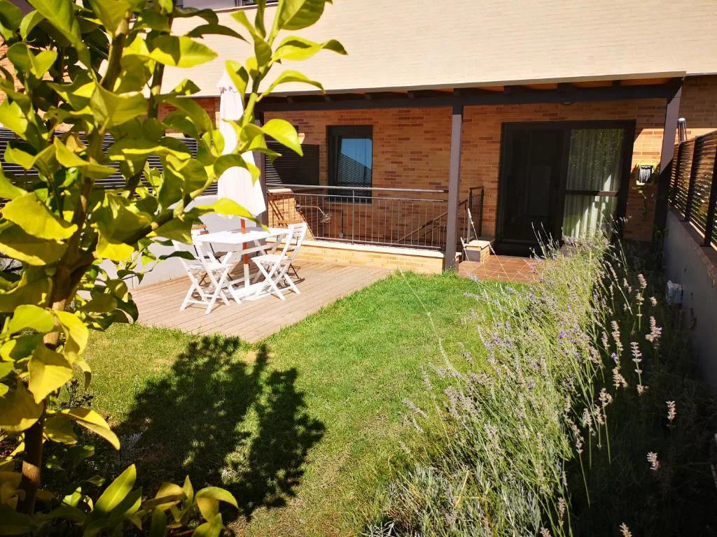Jardín con césped y sillas junto a la casa