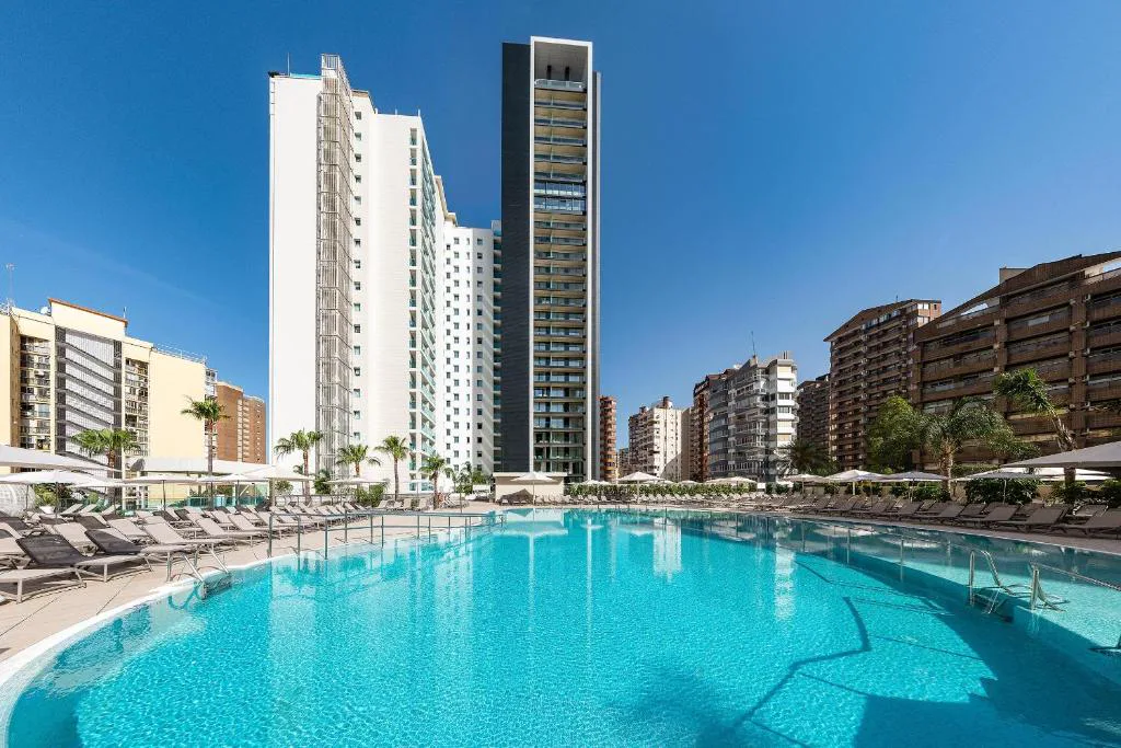 Piscina de la terraza con torres de Benidorm al fondo