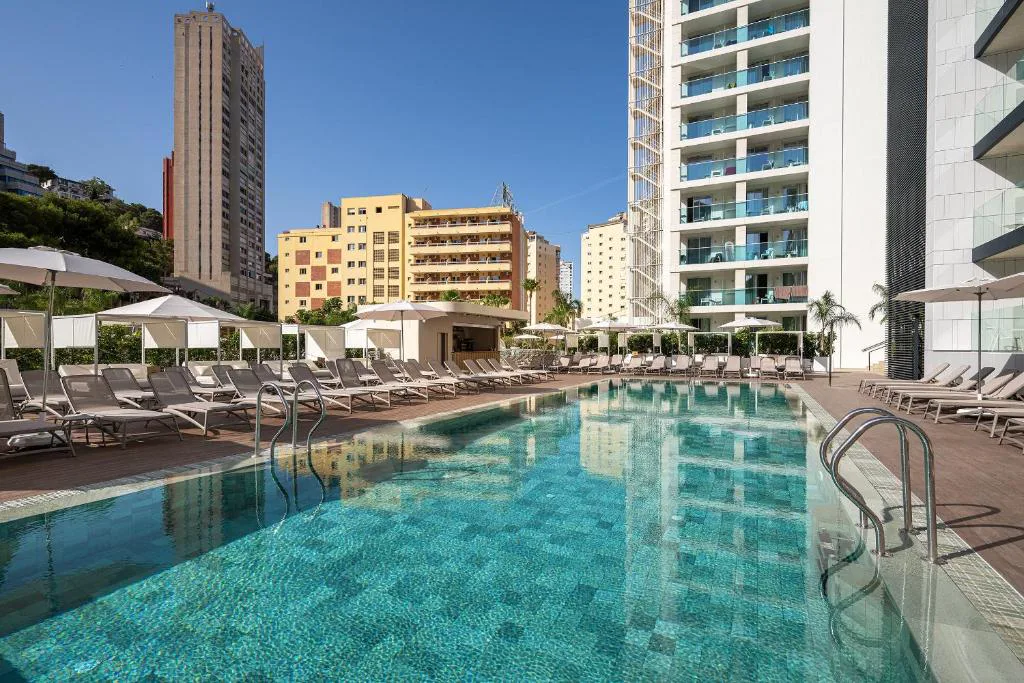 Piscina con vistas a la ciudad