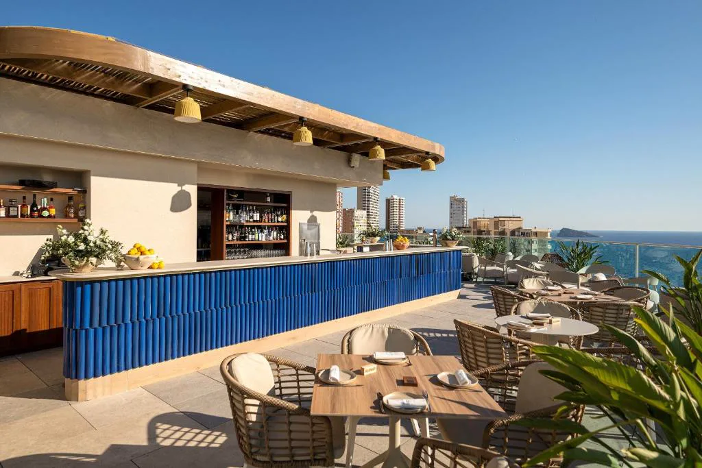Terraza con barra y vistas al mar