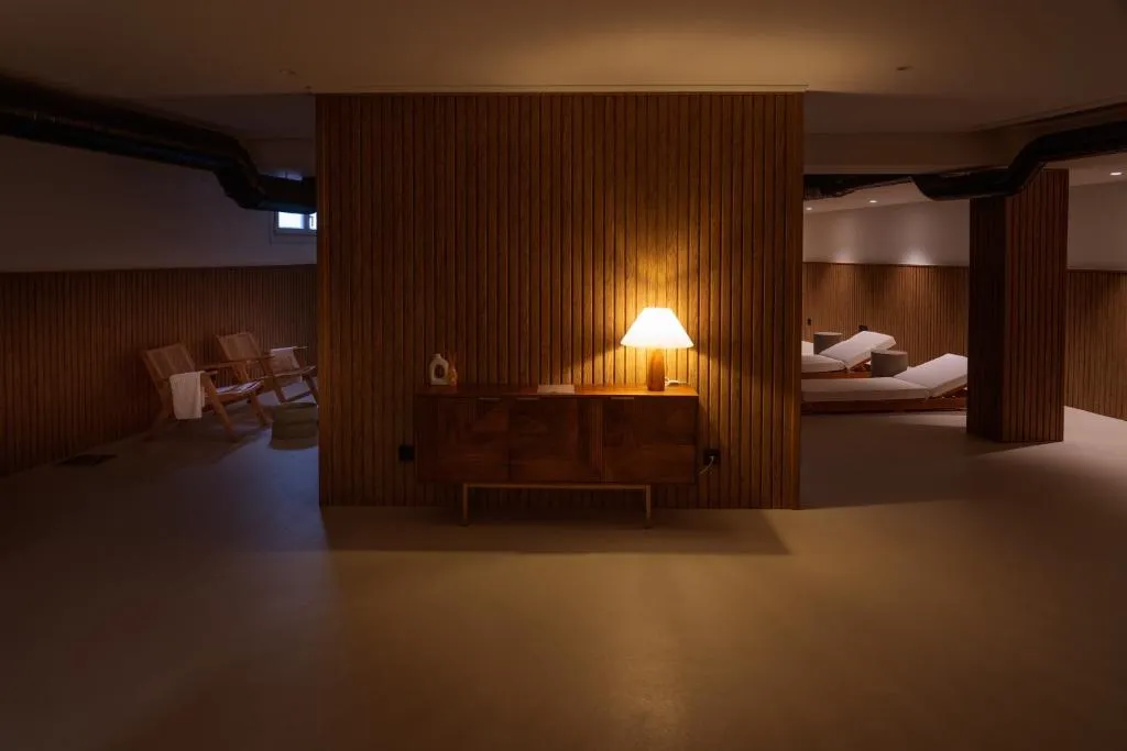 Zona de spa y relax en penumbra con tumbonas de madera, Porto Cabana by Miramar Stays