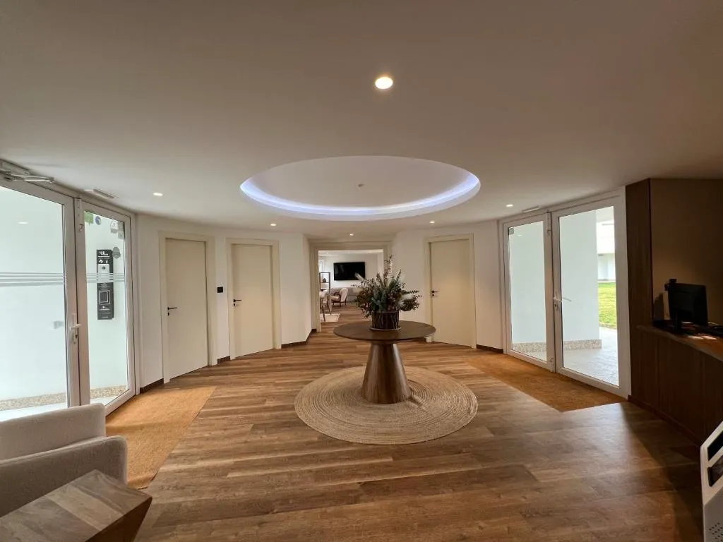Vestíbulo circular de suelo de madera con recepción del complejo, Porto Cabana by Miramar Stays