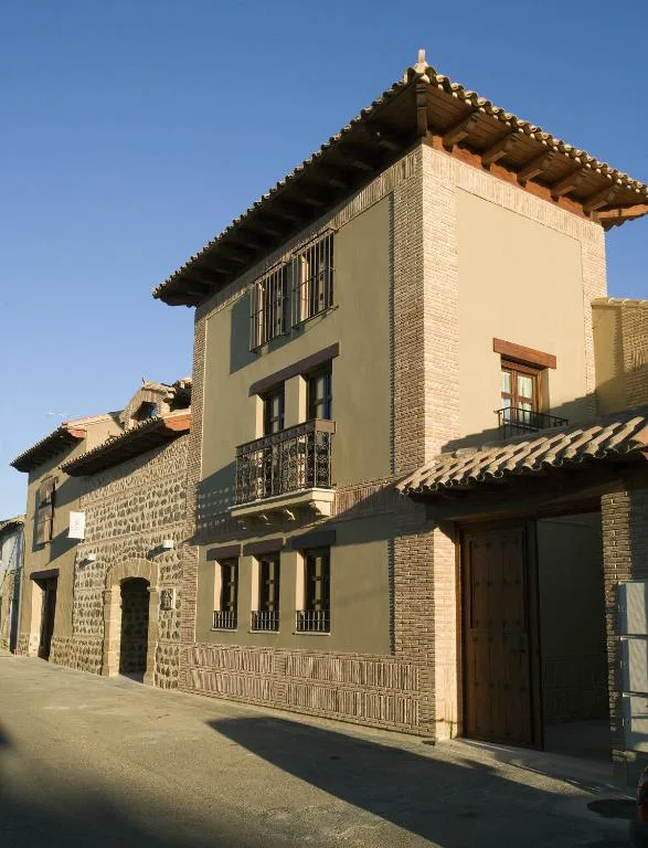 Fachada de piedra de la posada en una calle de Villalpando
