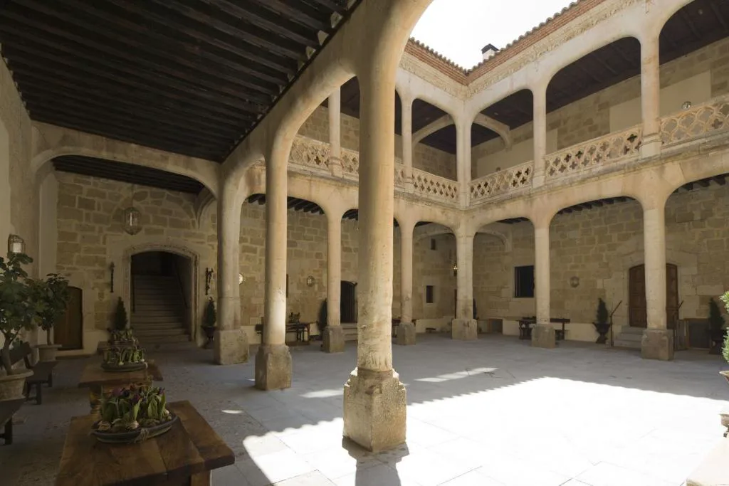 Patio interior con columnas y galería de piedra