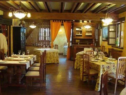 Comedor con mesas preparadas y decoración rústica