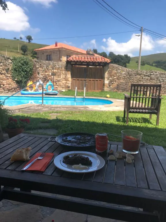 Piscina con terraza de madera y desayuno servido