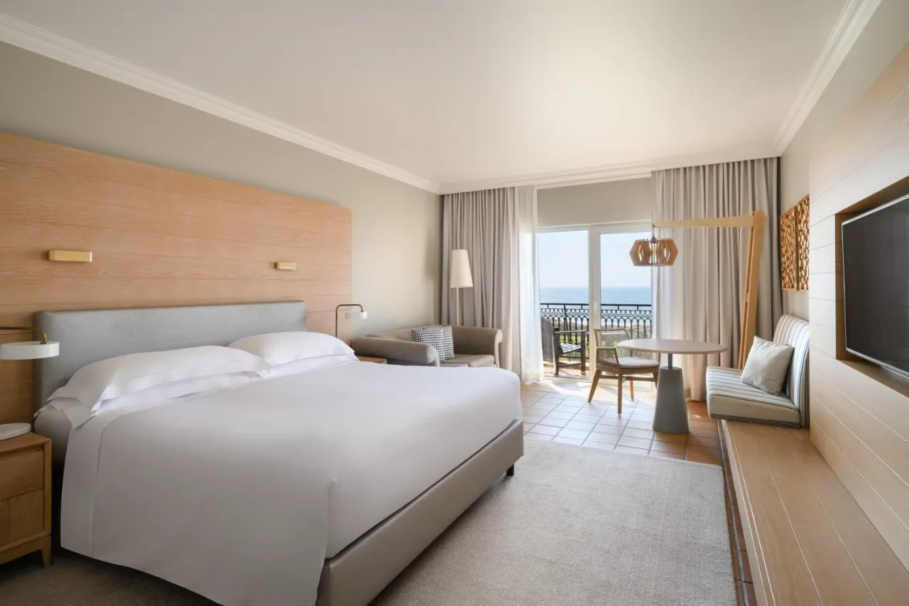 Habitación con balcón y vistas al mar en Praia D'El Rey Marriott
